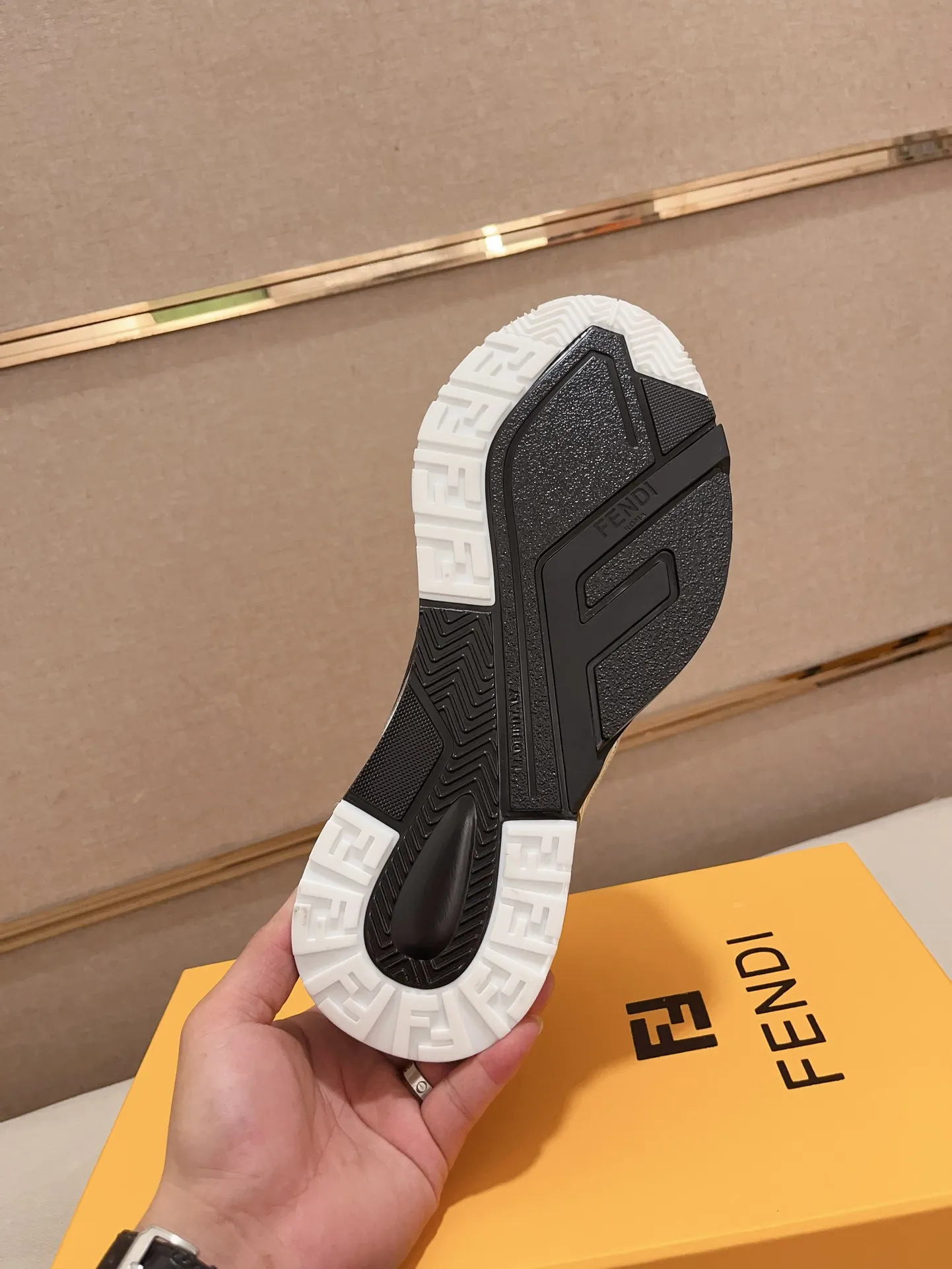 Men's shoes💰: 540💰(Higher version) [Fendi] Fendi's latest casual shoes for men! Available at counters simultaneously! A one-to-one replica of the original. Made entirely of imported top-grain calfskin, the interior is made of top-grain water-dyed cowhide, and the original factory-supplied rubber outsole. Leading new fashion concepts. Matching code: 38-44. 45 can be customized and non-returnable!